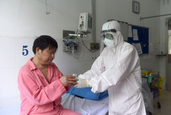 Bệnh nhân bị cư dân mạng tung tin tử vong đã hồi phục, được Bệnh viện Chợ Rẫy cho xuất viện Ông LiDing được các bá sĩ chăm sóc trong phòng cách ly
