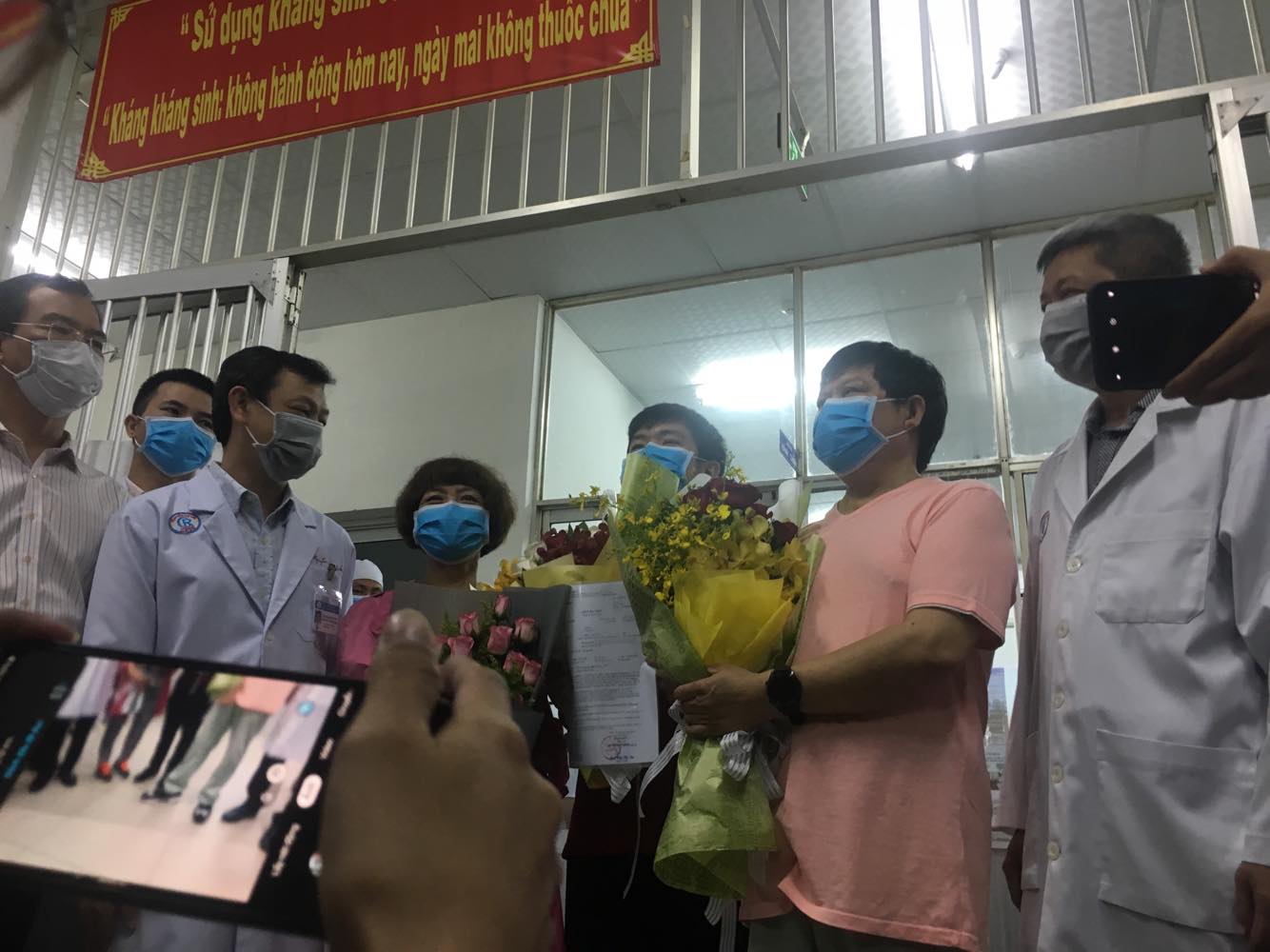 Bệnh nhân bị cư dân mạng tung tin tử vong đã hồi phục, được Bệnh viện Chợ Rẫy cho xuất viện Cha con bn TQ với các y Bs đã trực tiếp chăm sóc họ
