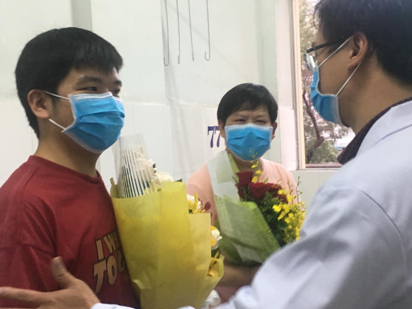 Bệnh nhân bị cư dân mạng tung tin tử vong đã hồi phục, được Bệnh viện Chợ Rẫy cho xuất viện Hai cha con ông Li Ding bị rịn chia tay các sĩ Nguyễn Ngọc Sang - một trong những người trực tiếp điều trị