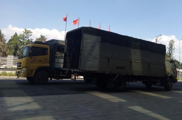 Các bệnh viện Sài Gòn nườm nượp chuyển thiết bị y tế đến bệnh viện dã chiến BV Ung Bướu vận chuyển giường bệnh mới bổ sung cho BV dã chiến