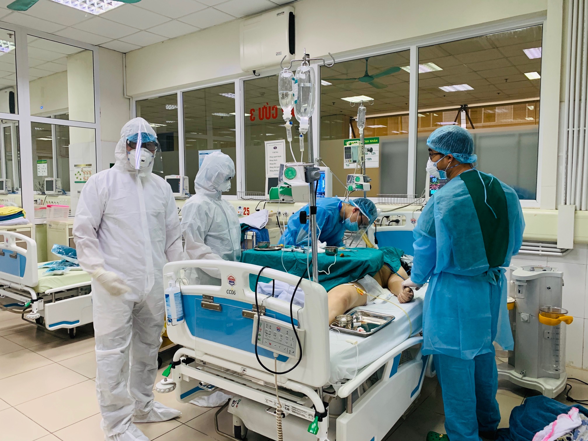 Cháu bé 3 tháng tuổi nhiễm virus corona được chuyển lên tuyến trên Bệnh nhân dương tính với virus corona đang được điều trị.