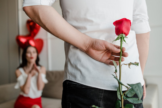 Vợ chê quà quá 'bèo' Vợ chồng hiểu nhau, valentine đôi khi chỉ cần một đóa hồng là đủ