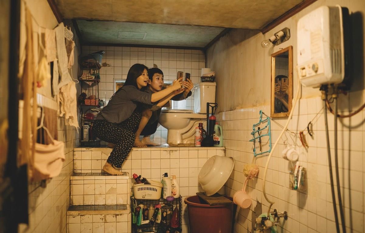 Doanh thu phòng vé ‘Ký sinh trùng’ tăng vọt sau chiến thắng tại Oscar Hình ảnh nhà vệ sinh được đặt trên cao đầy tính ẩn dụ của đạo diễn Bong Joon Ho.