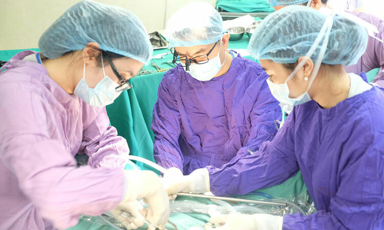 Độn thái dương làm đẹp, người đàn ông 33 tuổi chảy máu ồ ạt Bác sĩ phẫu thuật cho bệnh nhân