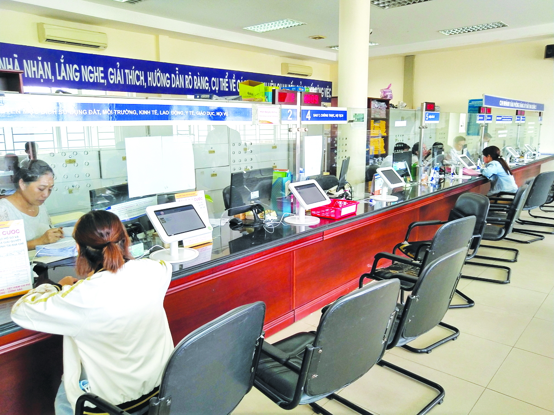 Không thể có chính phủ điện tử với kiểu dịch vụ công như hiện nay Trước khi ra mắt app Q.2 trực tuyến, UBND Q.2 đã sử dụng rất nhiều biện pháp tuyên truyền đến với người dân, có như thế, người dân mới bắt nhịp cải cách hành chính bằng ứng dụng công nghệ thông tin