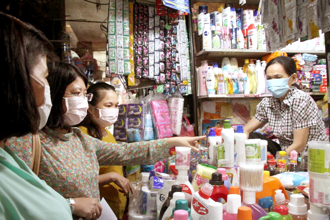 Tiểu thương ngáp ngắn ngáp dài Bà Trần Thị Huyền Thanh - Trưởng đoàn khảo sát thăm hỏi, nắm tình hình phòng chống dịch cúm tại các chợ