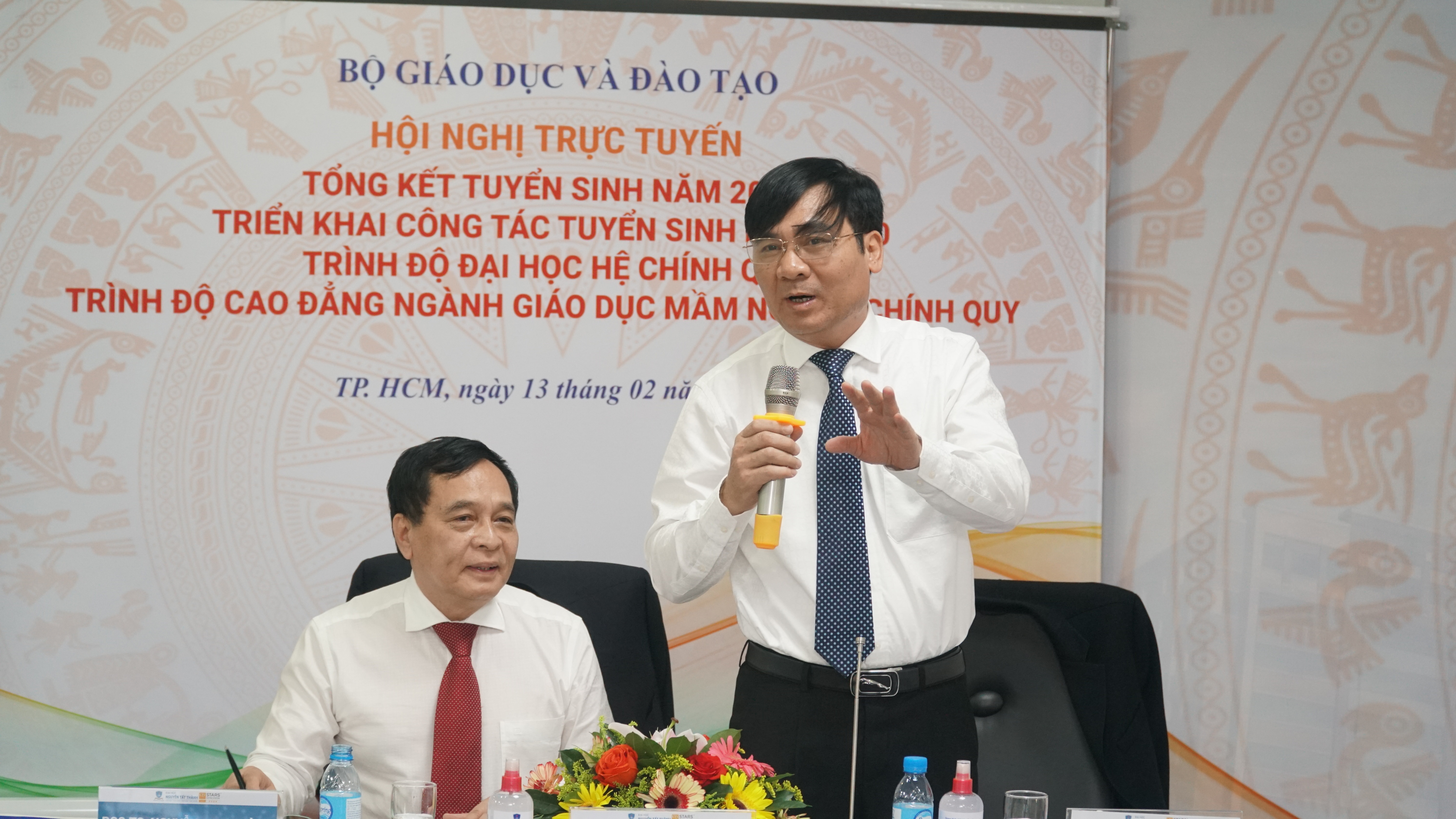 Trường đại học tranh luận gay gắt quy định điểm chuẩn hệ chất lượng cao phải cao hơn đại trà Ông Phạm Như Nghệ (phải) cho rằng chương trình chất lượng cao cần được gọi đúng tên