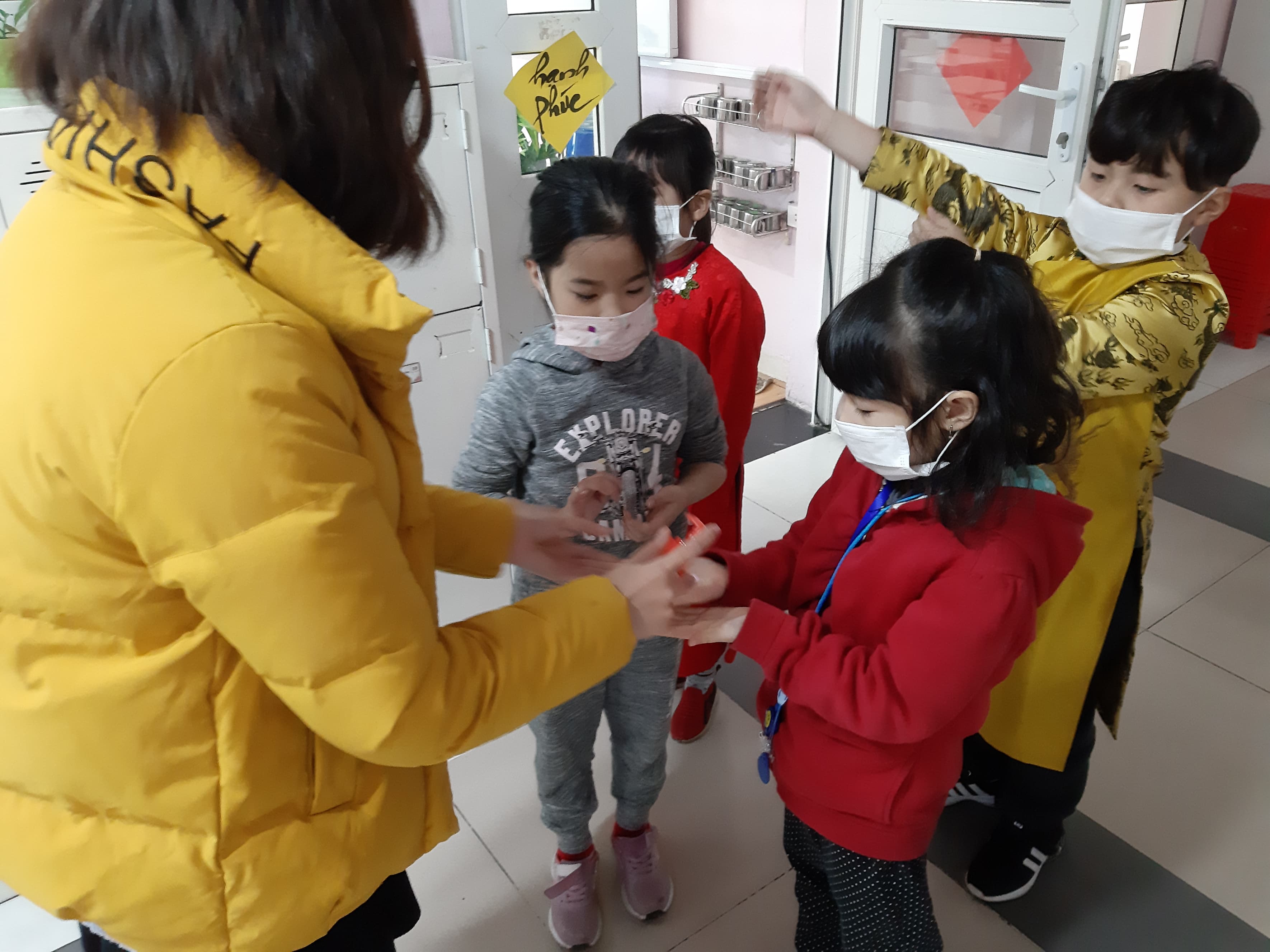 Học sinh đi học lại áp lực lên nhà trường và giáo viên Cô giáo hướng dẫn học sinh cách rửa tay