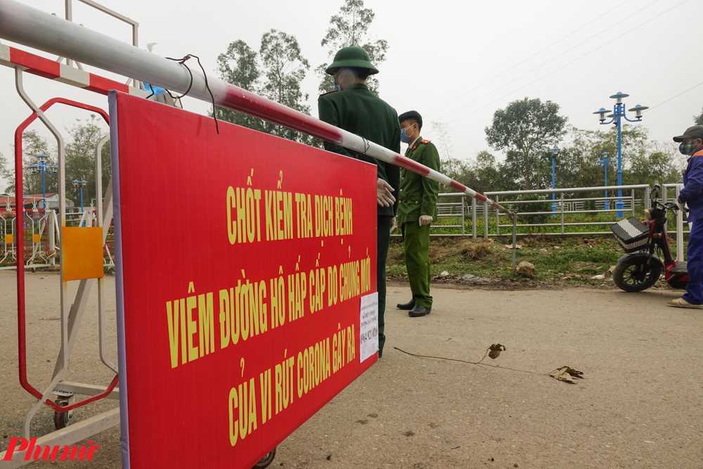 Xã cô lập vì virus Covid-19 tạm dừng hoạt động đông người, kể cả đám cưới Một chốt gác tại xã Sơn Lôi, nơi có 10.000 dân được cách ly phòng dịch.