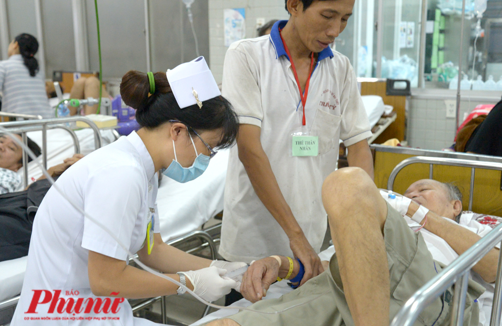 Bệnh viện Chợ Rẫy khẳng định việc dùng khẩu trang vải để chia sẻ trách nhiệm với xã hội Một điều dưỡng chăm sóc cho bệnh nhân tại khoa Câp cứu, BV Chợ Rẫy - nơi đây nhân viên y tế vẫn được cấp phát để dùng khẩu trang y tế