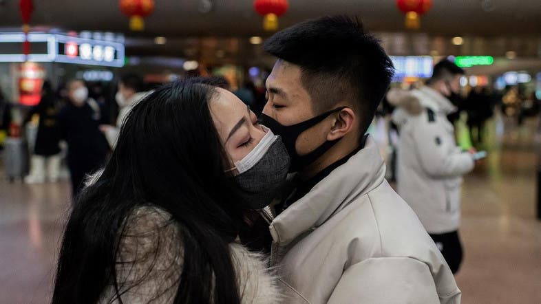 Nụ hôn mùa dịch Nhưng bệnh dịch đâu ngăn cách được tình yêu
