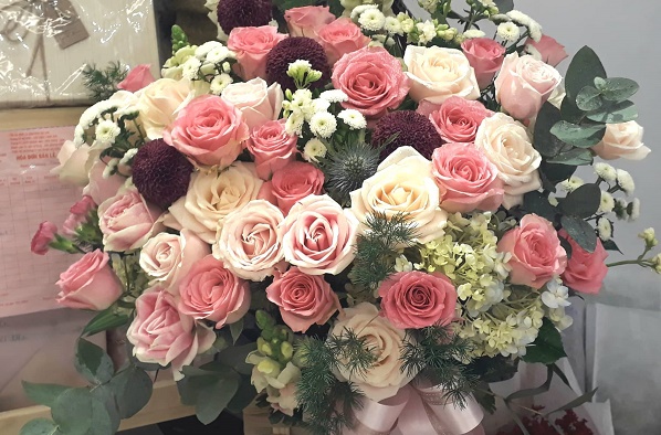 Có người gửi hoa Valentine cho vợ Bó hoa được gửi tận nhà cho vợ khiến tôi giận mất cả kiểm soát - Ảnh minh họa