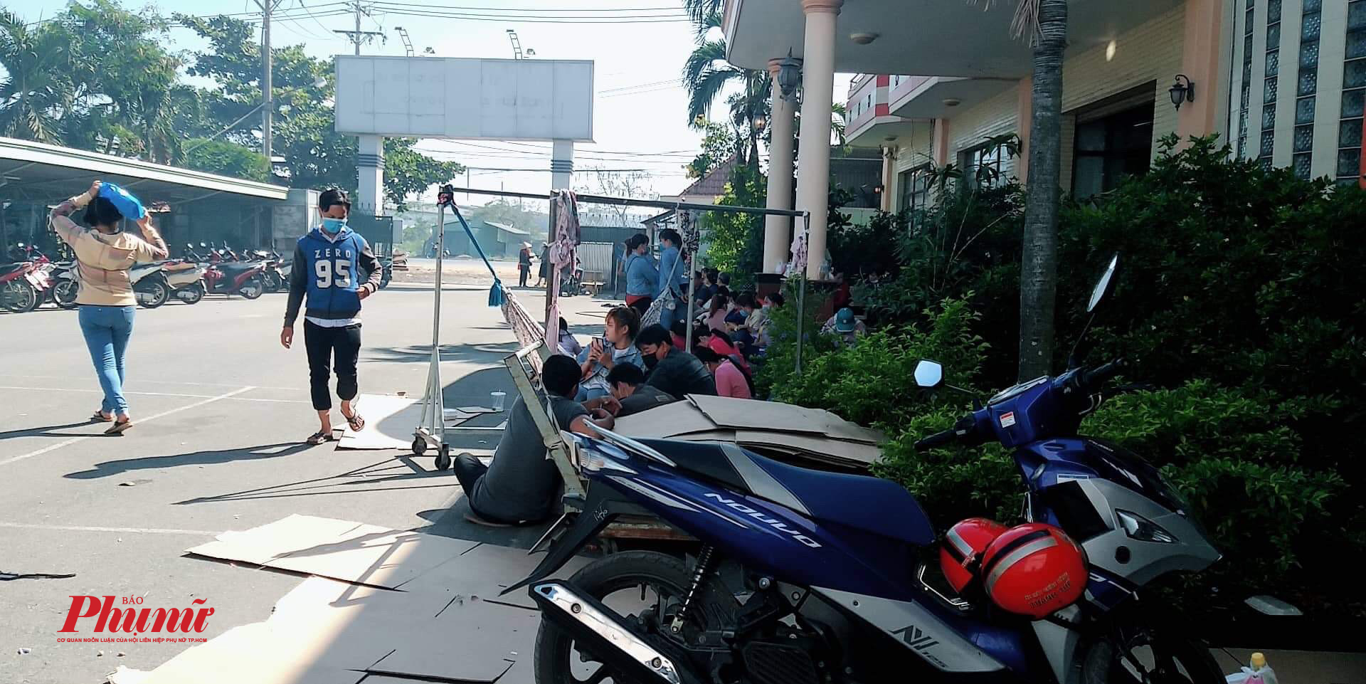 Công nhân đã nhận được lương tháng 1, vẫn kiện công ty Gia Phú ra toà Hơn 400 công nhân ngày đêm túc trực tại công ty chờ nhận lương và yêu cầu thoản thuận với công ty