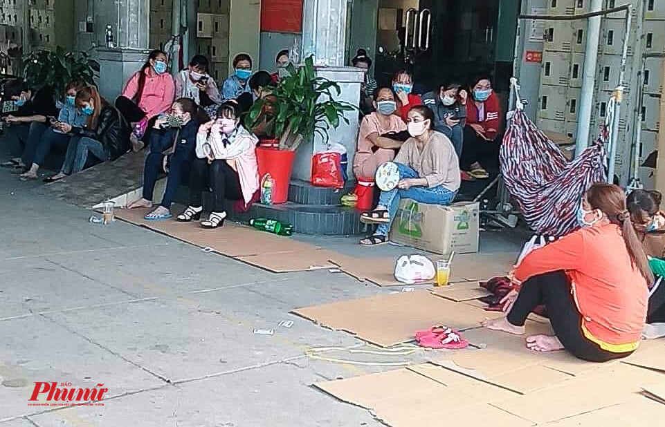 Công nhân đã nhận được lương tháng 1, vẫn kiện công ty Gia Phú ra toà Công nhân tập trung tại công ty chờ được giải quyết lương, thưởng