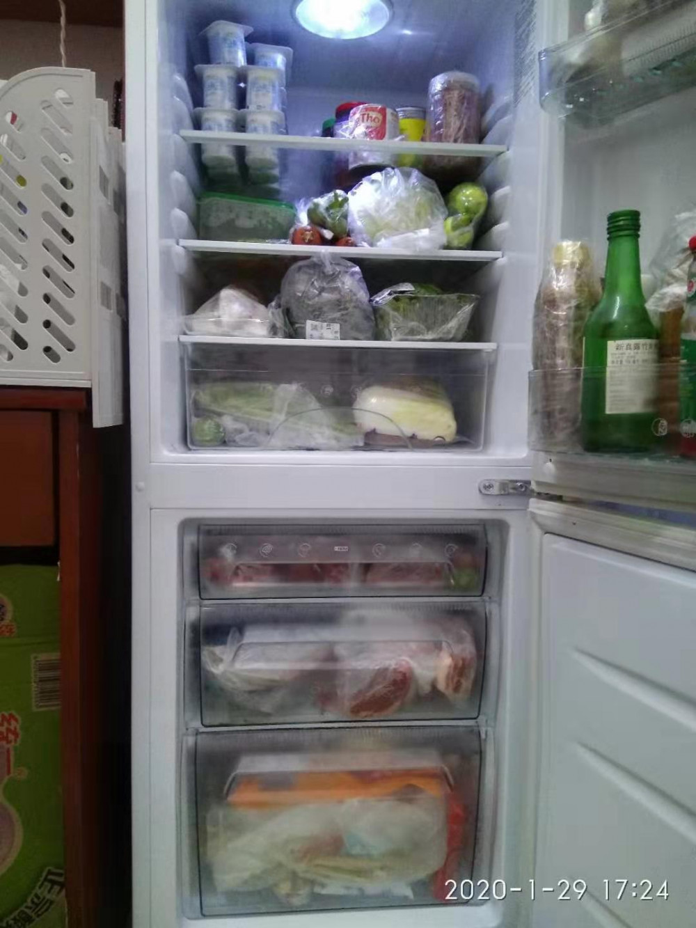 Một gia đình Việt Nam trở về từ Vũ Hán chia sẻ kỹ năng phòng chống dịch Những ngày cao điểm của dịch bệnh, siêu thị vẫn đầy đủ hàng hóa, tủ lạnh lưu học sinh ở Vũ Hán vẫn tích trữ đủ lương thực