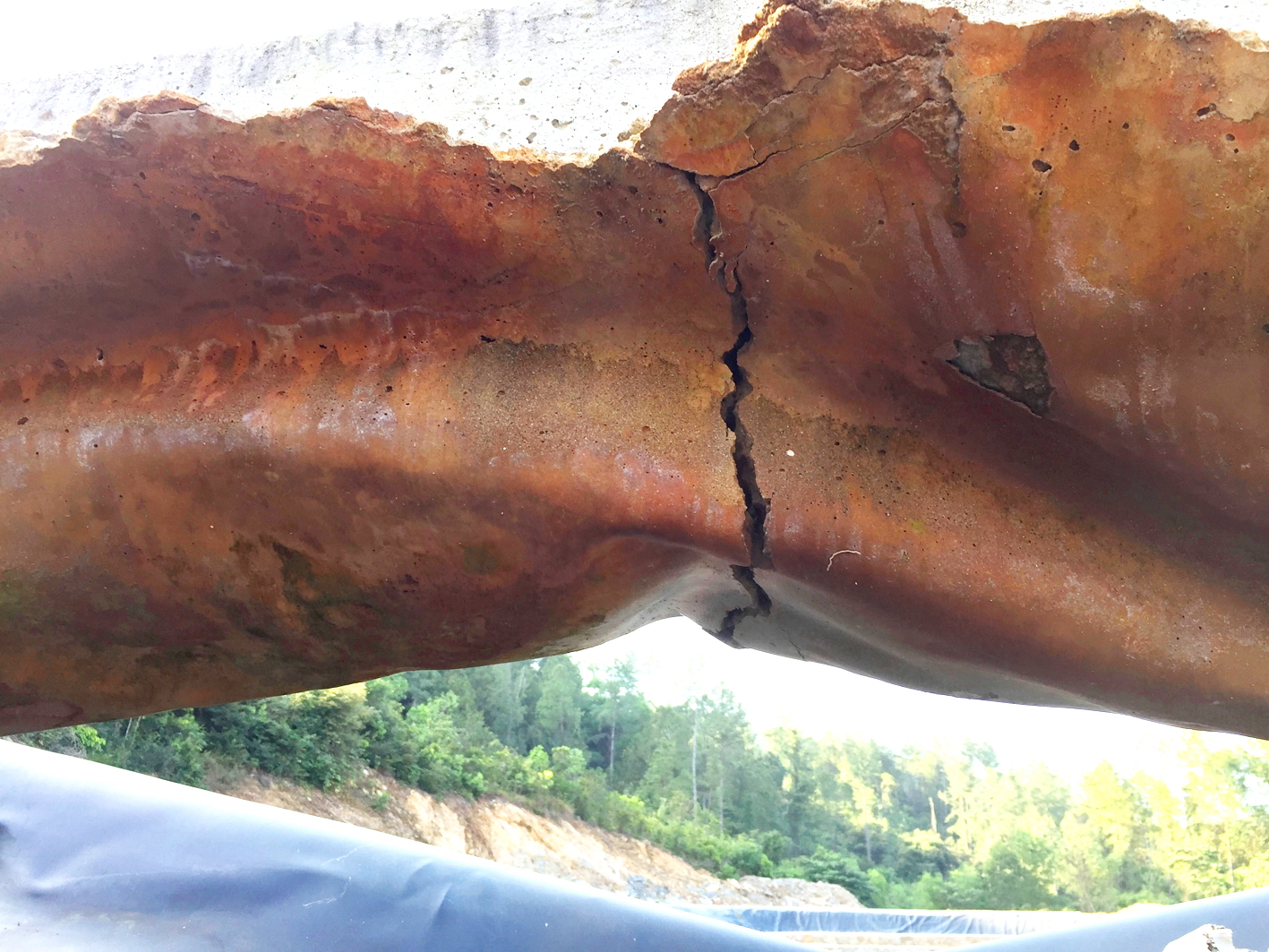 Nhà máy xử lý rác chưa xây xong đã thành... rác Đường ống dẫn nước rỉ rác bị đứt gãy