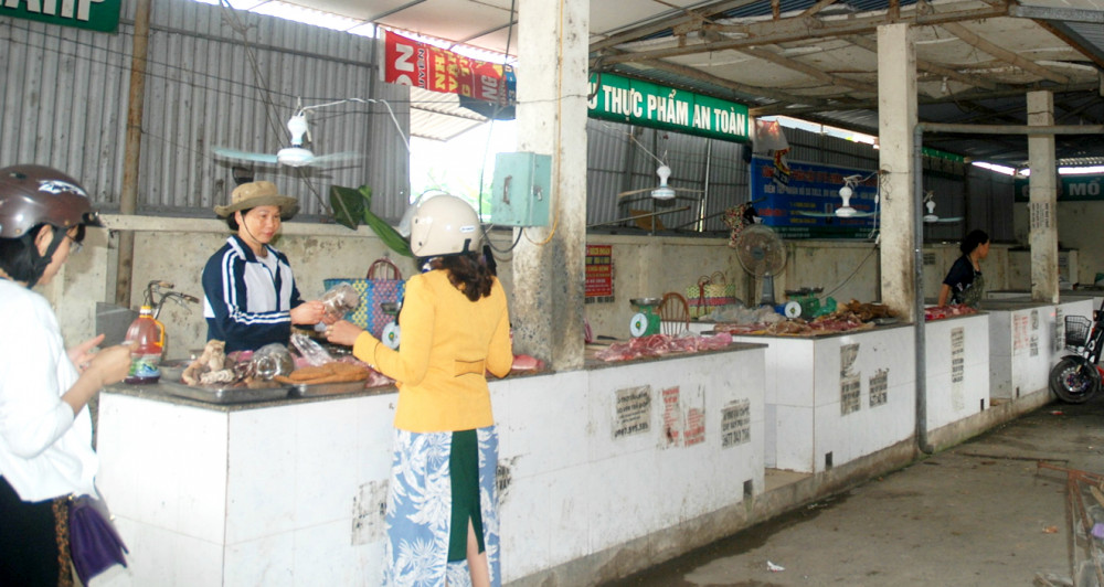 Giá thịt lợn quá cao, tiểu thương cũng chật vật vì ế ẩm