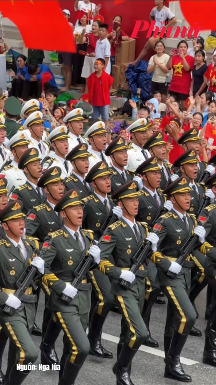 Quân nhân Trung Quốc hát “Như có Bác trong ngày đại thắng” tại Tổng duyệt A80