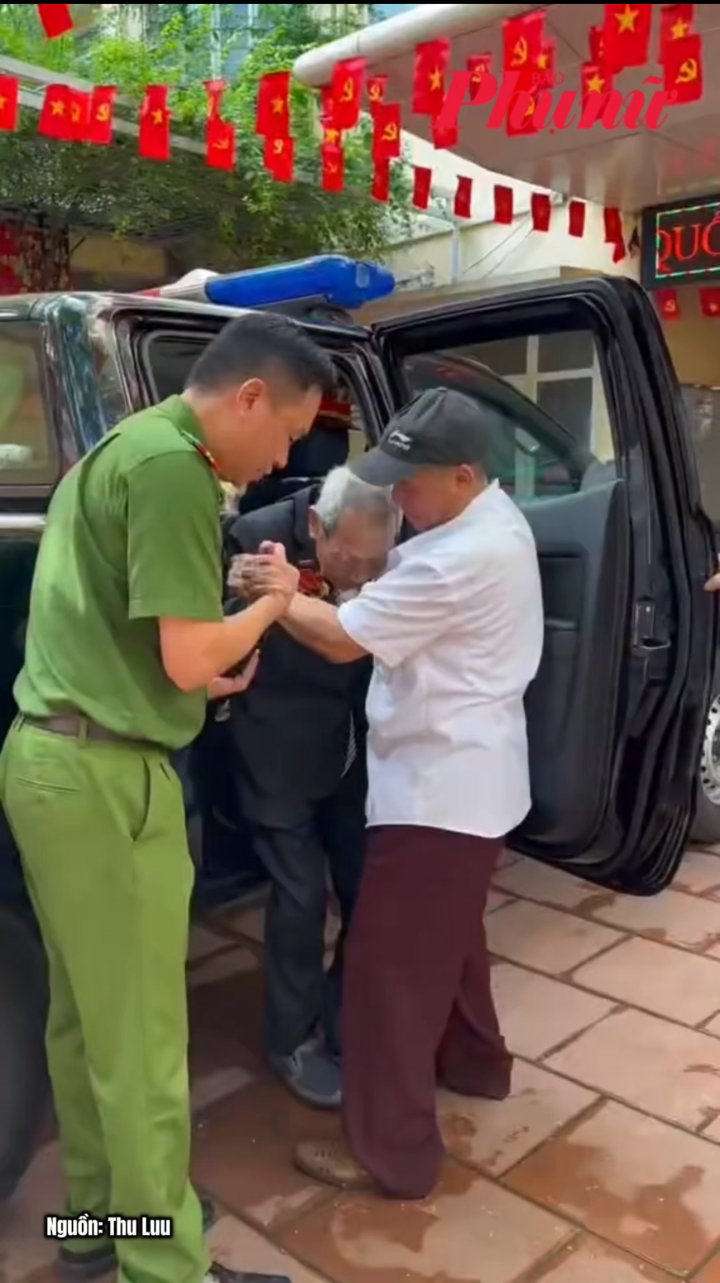 Cựu chiến binh 98 tuổi được hỗ trợ nhiệt tình khi xem Tổng duyệt A80