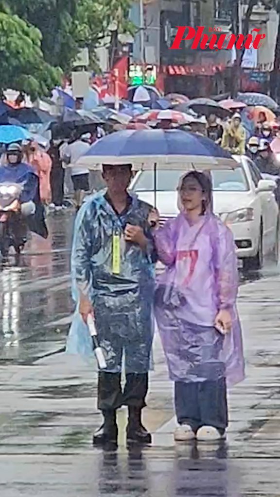 Hà Nội mưa tầm tã, người dân đi xem A80 che dù cho chiến sĩ làm nhiệm vụ