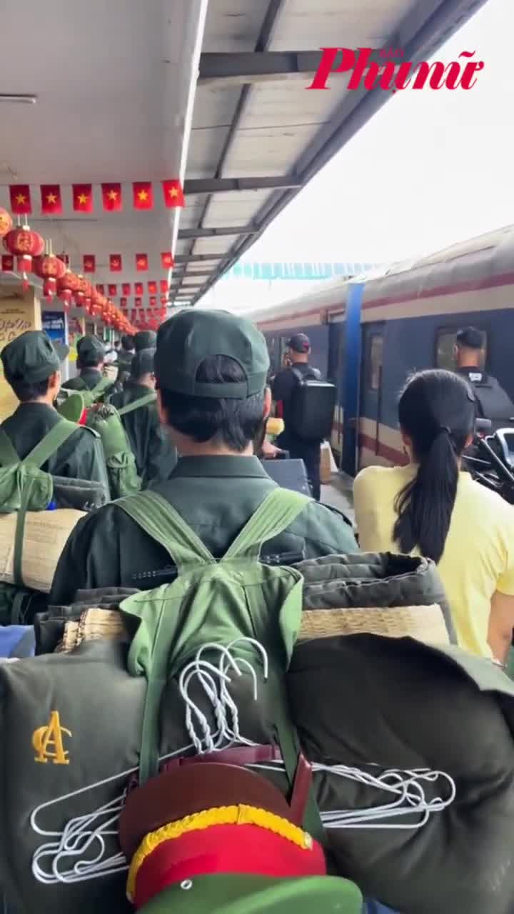 Chiến sĩ A80 bịn rịn ngày chia tay