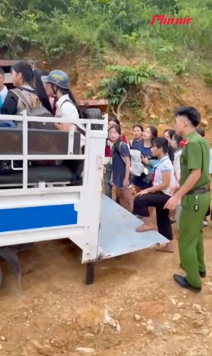 Lực lượng công an dùng xe chuyên dụng chở trẻ đến trường