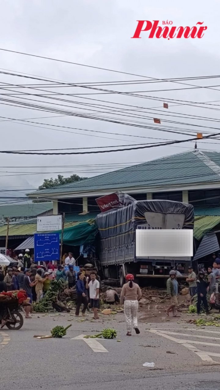 Xe tải lao vào chợ khiến 6 người thương vong