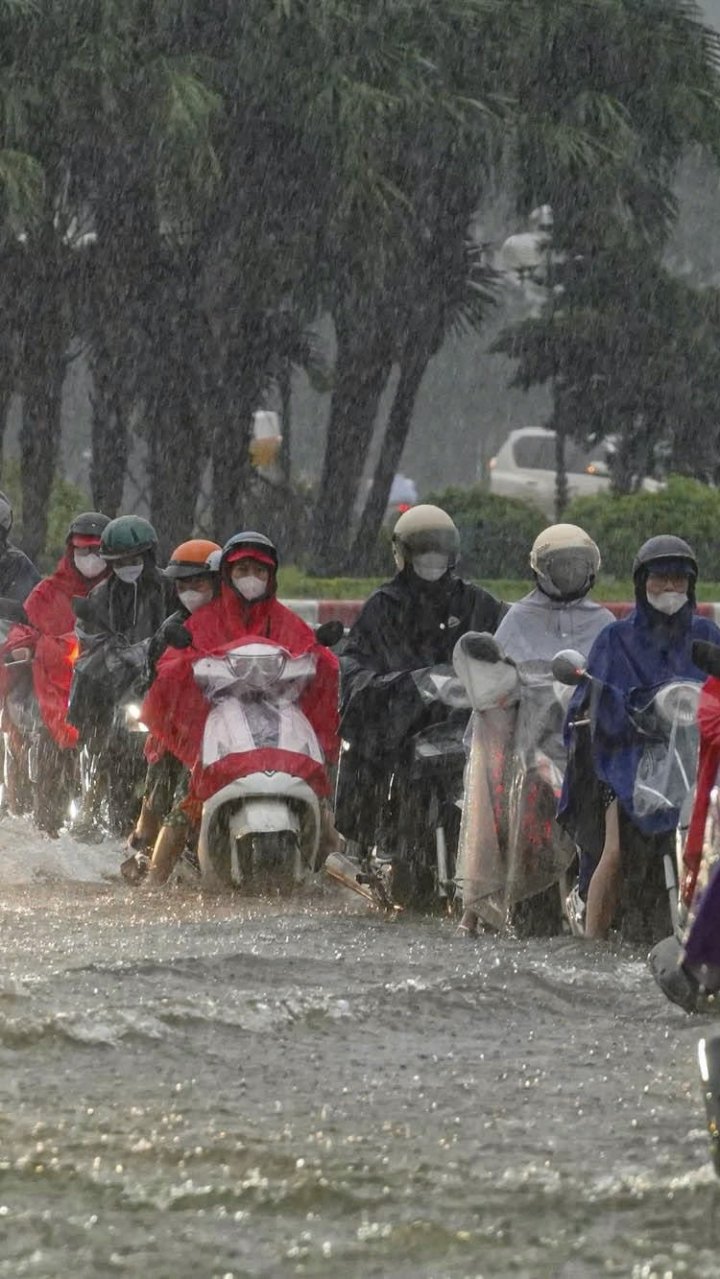 Hà Nội ngập mọi nẻo, người dân vật vã tìm đường về