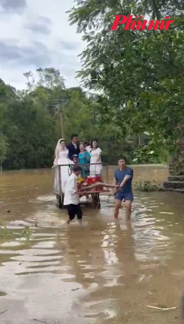 Cưới chạy lũ ở Nghệ An