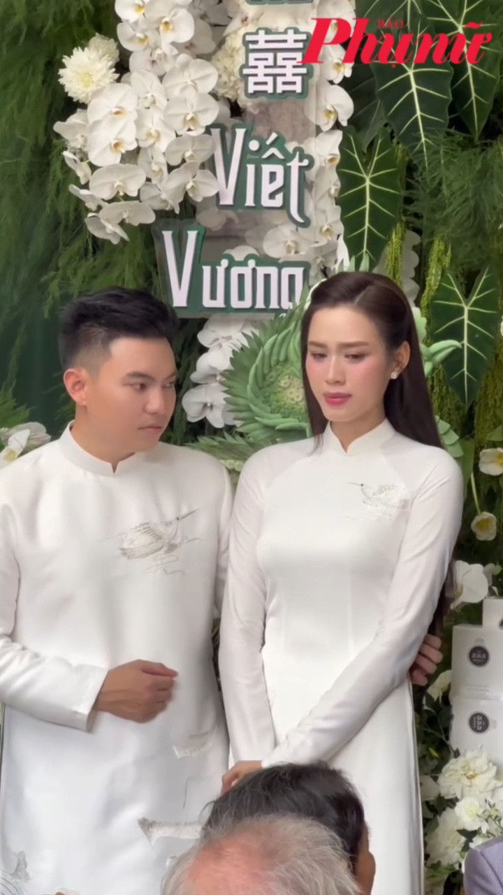Hoa hậu Đỗ Thị Hà khóc trong lễ ăn hỏi