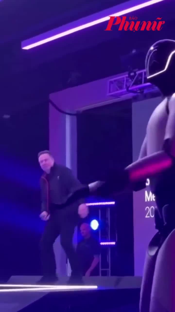 Elon Musk nhảy với robot khi được phê chuẩn gói thù lao 1.000 tỷ USD