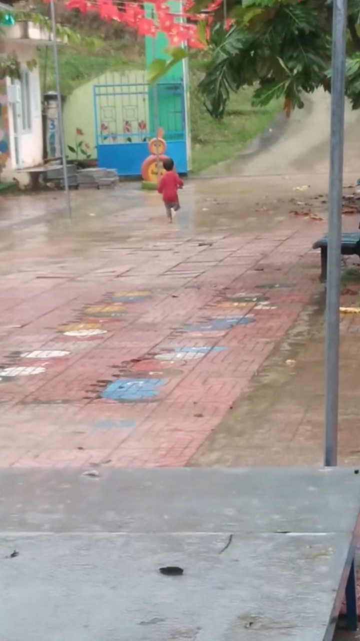 Em bé người Cor bỏ chạy khi gặp cô giáo ở điểm tránh trú bão khiến nhiều người bật cười