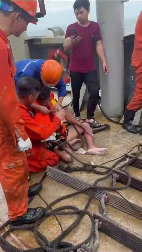 Người đàn ông Lý Sơn sống sót diệu kỳ sau 2 ngày bão cuốn trên biển