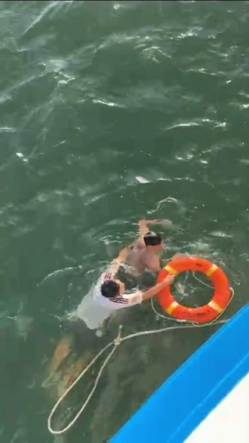 Kỳ tích: 3 người đàn ông Lý Sơn bị bão cuốn sống sót sau 2 ngày trên biển