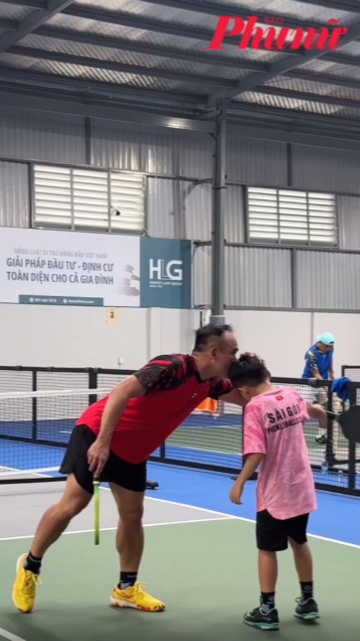 Khoảnh khắc ăn mừng cực tình cảm của hai cha con  khi thi đấu