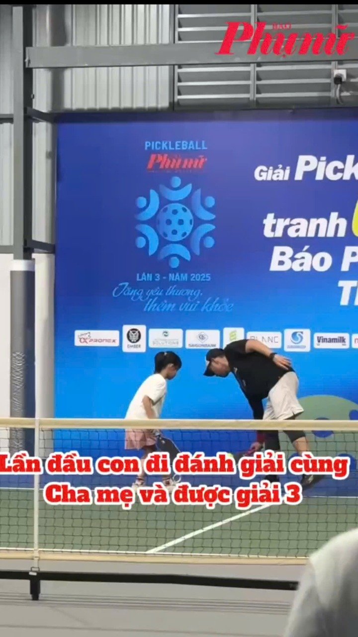 Lần đầu đồng hành cùng ba tại giải pickleball, bé gái giành ngay giải ba