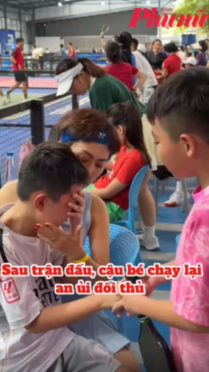 VĐV nhí an ủi đối thủ sau trận đấu