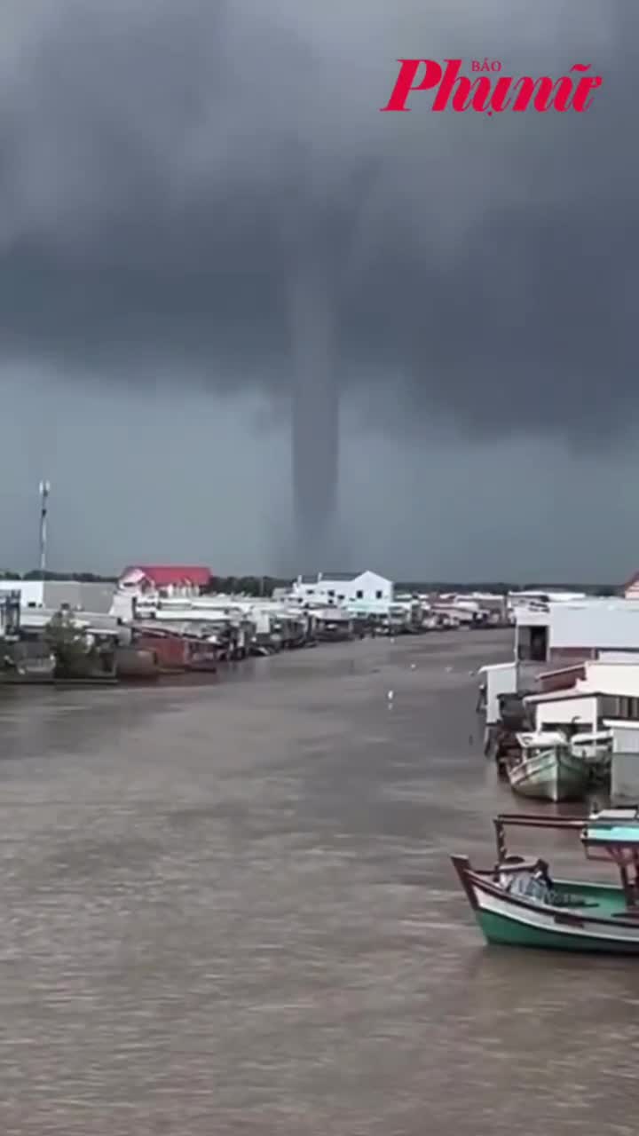 Vòi rồng cao hàng trăm mét ở Cà Mau