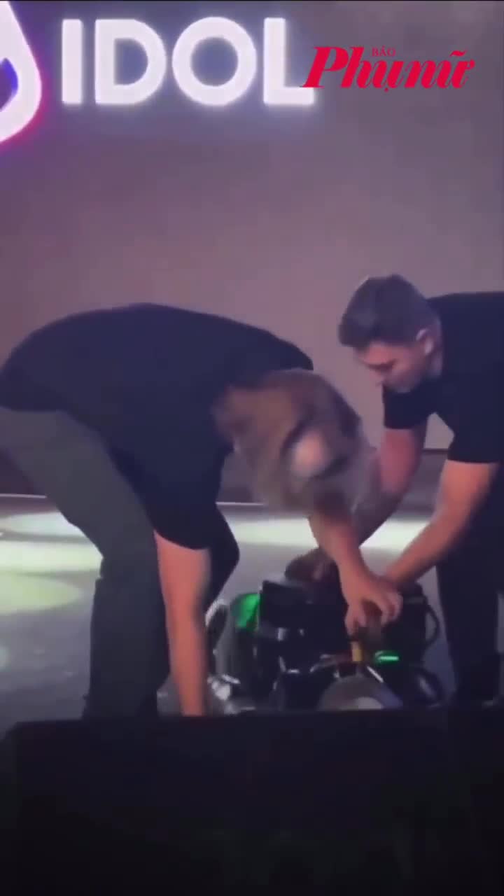 Robot AI đầu tiên của Nga ngã nhào khi ra mắt