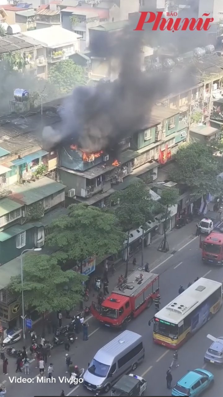 Cháy lớn vừa xảy ra tại phố Phạm Ngọc Thạch