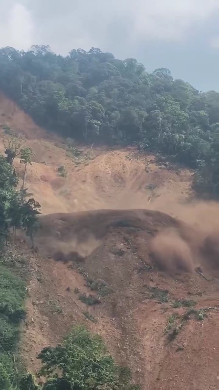 Kinh hãi trời đang nắng núi vẫn lở, đất chảy như thác lũ