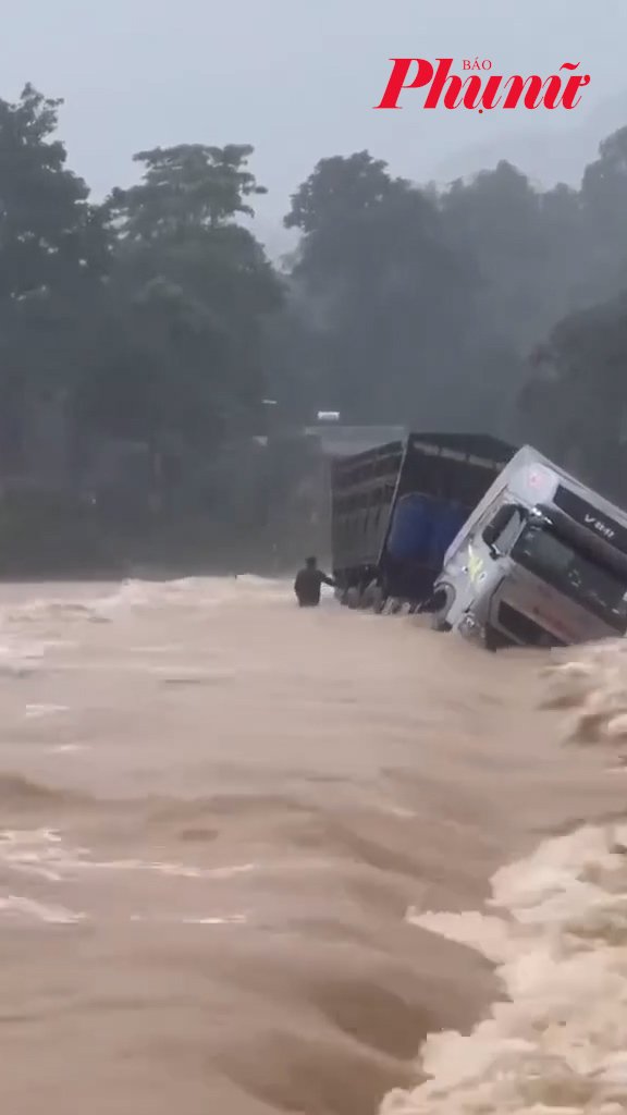 Tài xế mất tích vì tự ý vượt rào chắn cảnh báo lũ