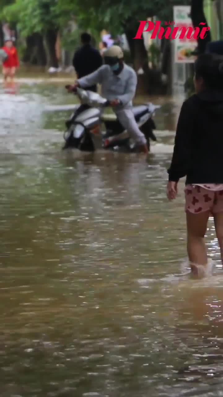 Người dân TP Huế đối phó với đợt lũ thứ tư