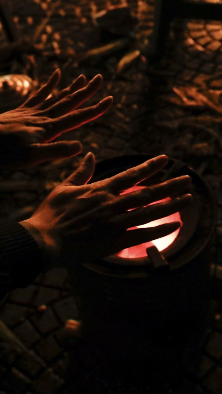 Hà Nội bước vào ngày lạnh nhất từ đầu mùa, người dân rét run trên phố