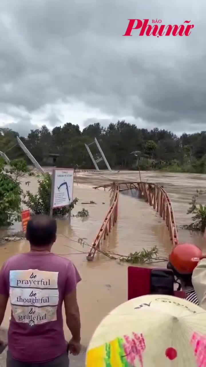 Khủng khiếp: cầu treo bị nước lũ cuốn phăng