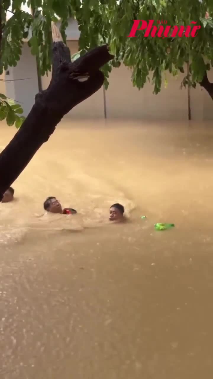 Người dân nỗ lực cứu nhau giữa dòng nước lũ ngập tới cổ