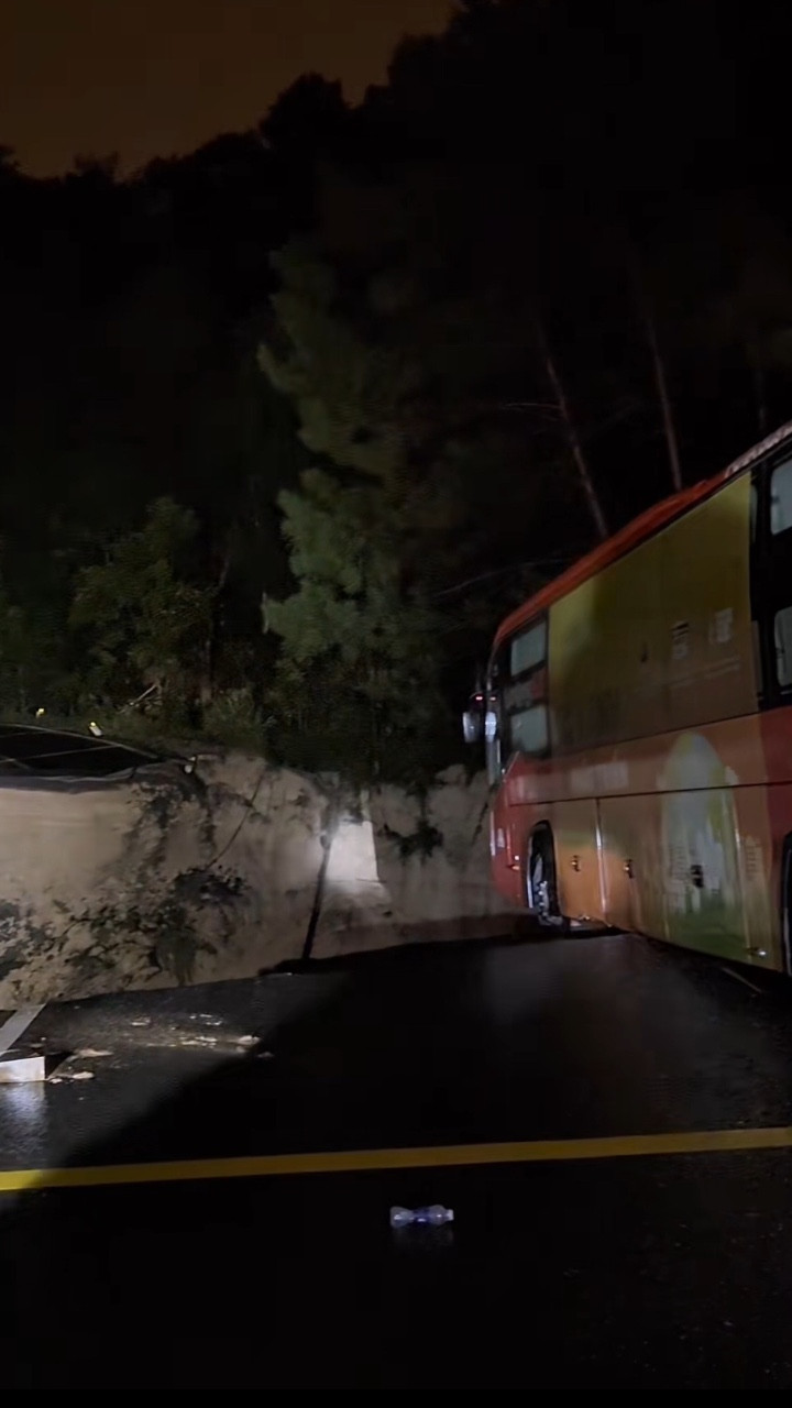 Đèo Mimosa sạt lở, đứt gãy cả trăm mét