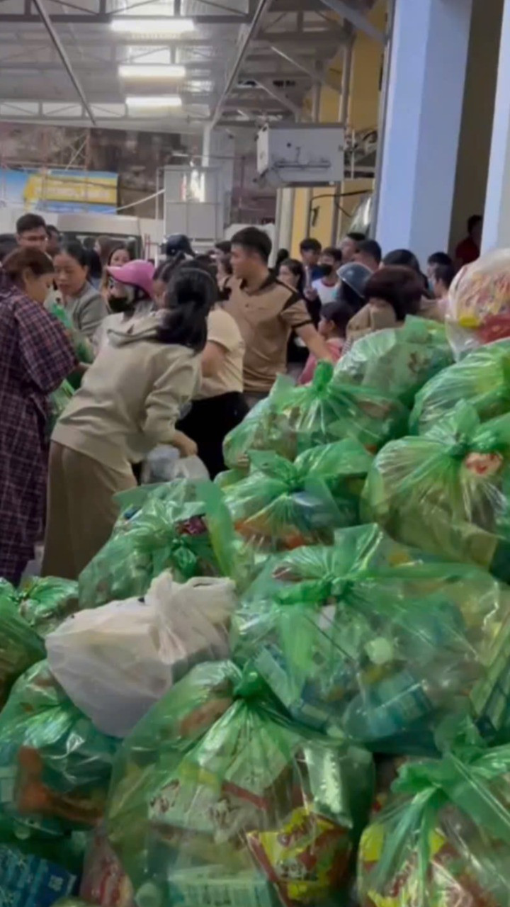 Khánh Hòa: Người dân chung tay hướng về tâm lũ