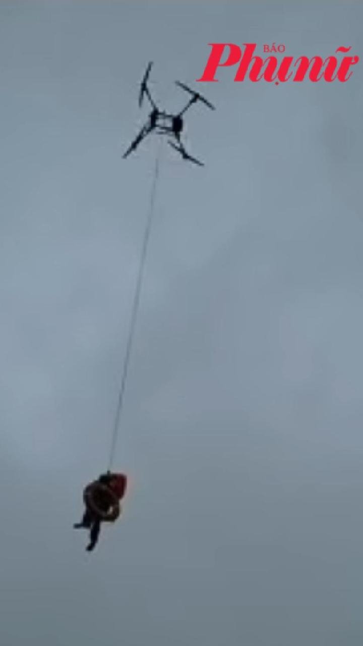 Dùng máy bay không người lái cứu sống người mắc kẹt trong lũ sau khi bị lật thuyền