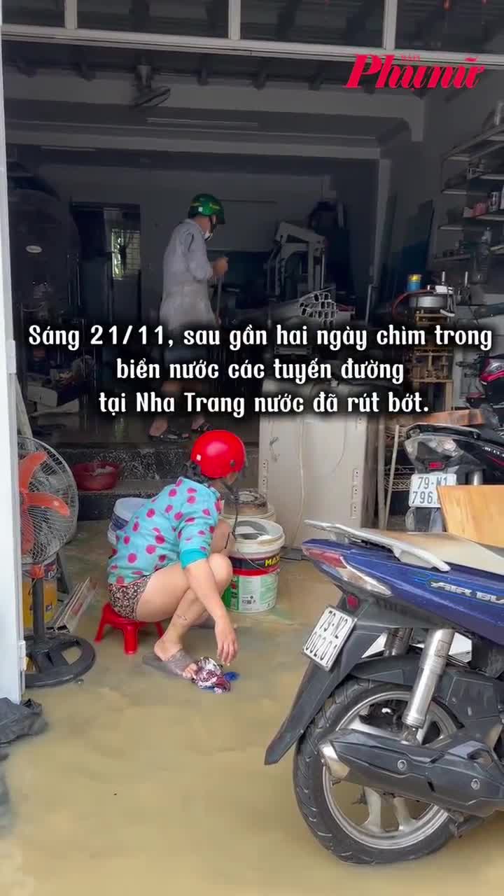 Khánh Hoà: Người dân oằn mình dọn dẹp sau lũ